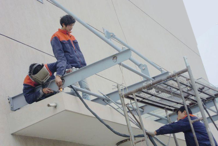 重庆雨棚安装师傅图片